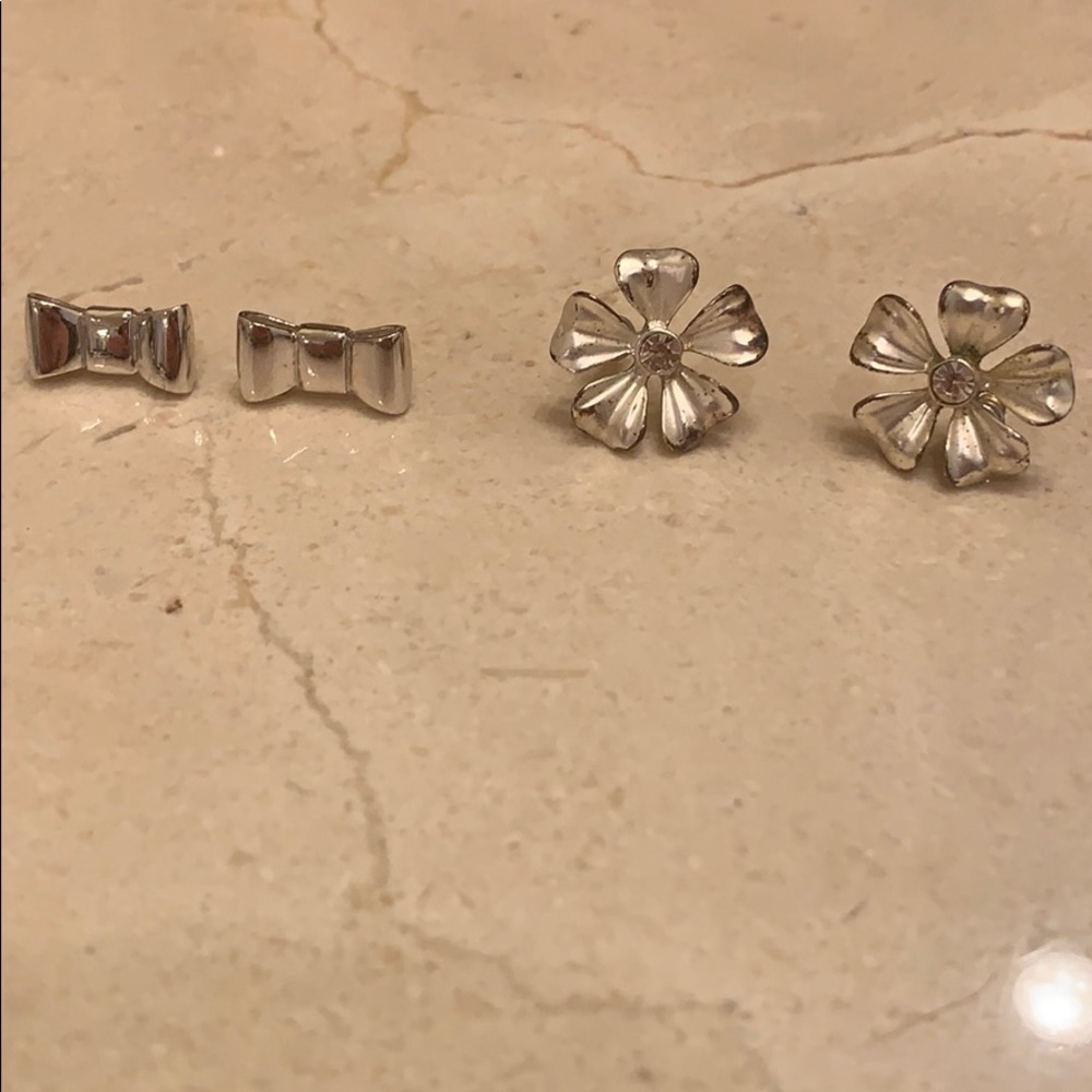 Silver plated earrings (2 pair).